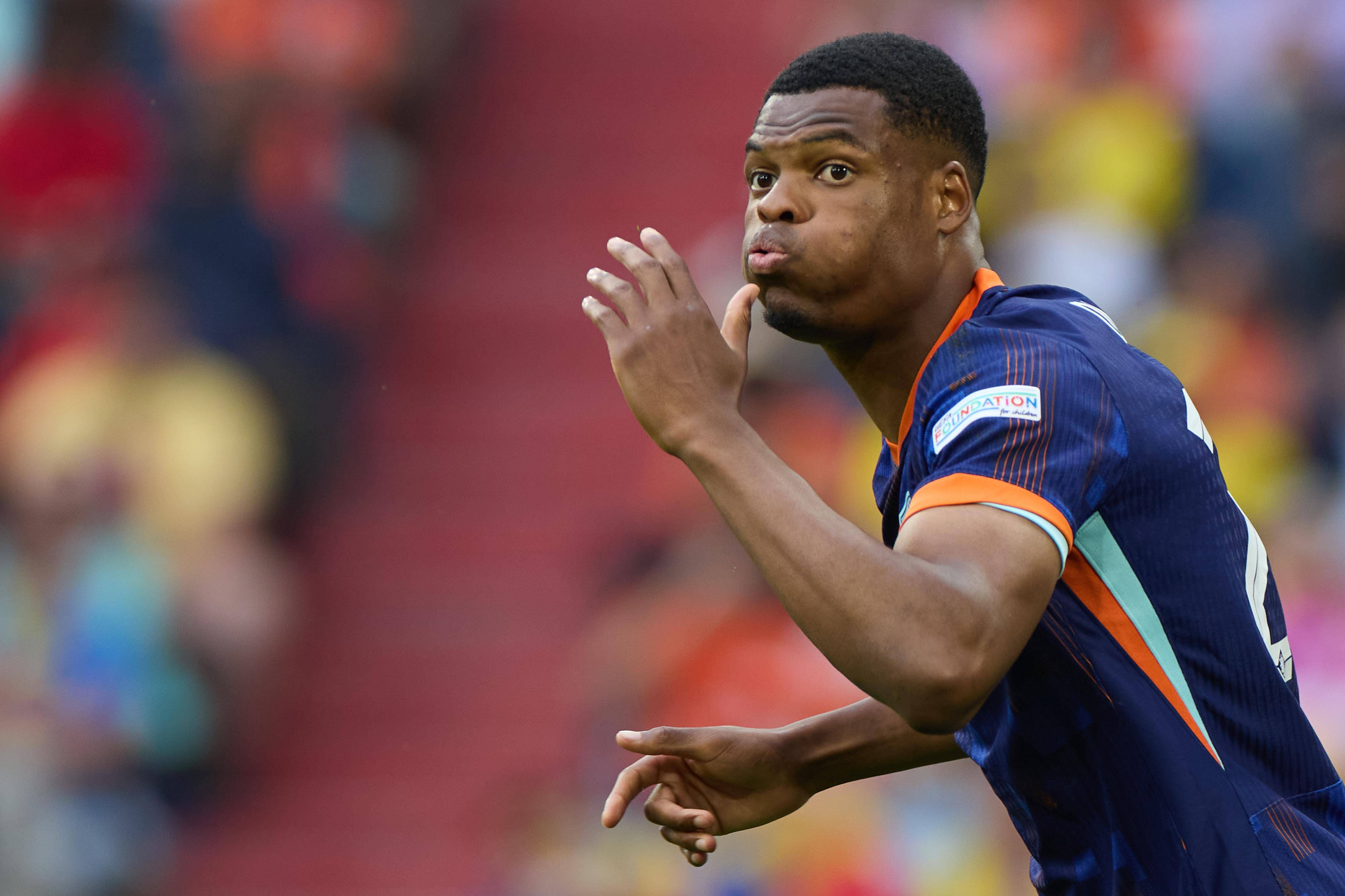 包含荷兰足球队在比赛中大获全胜，晋级下一轮的词条